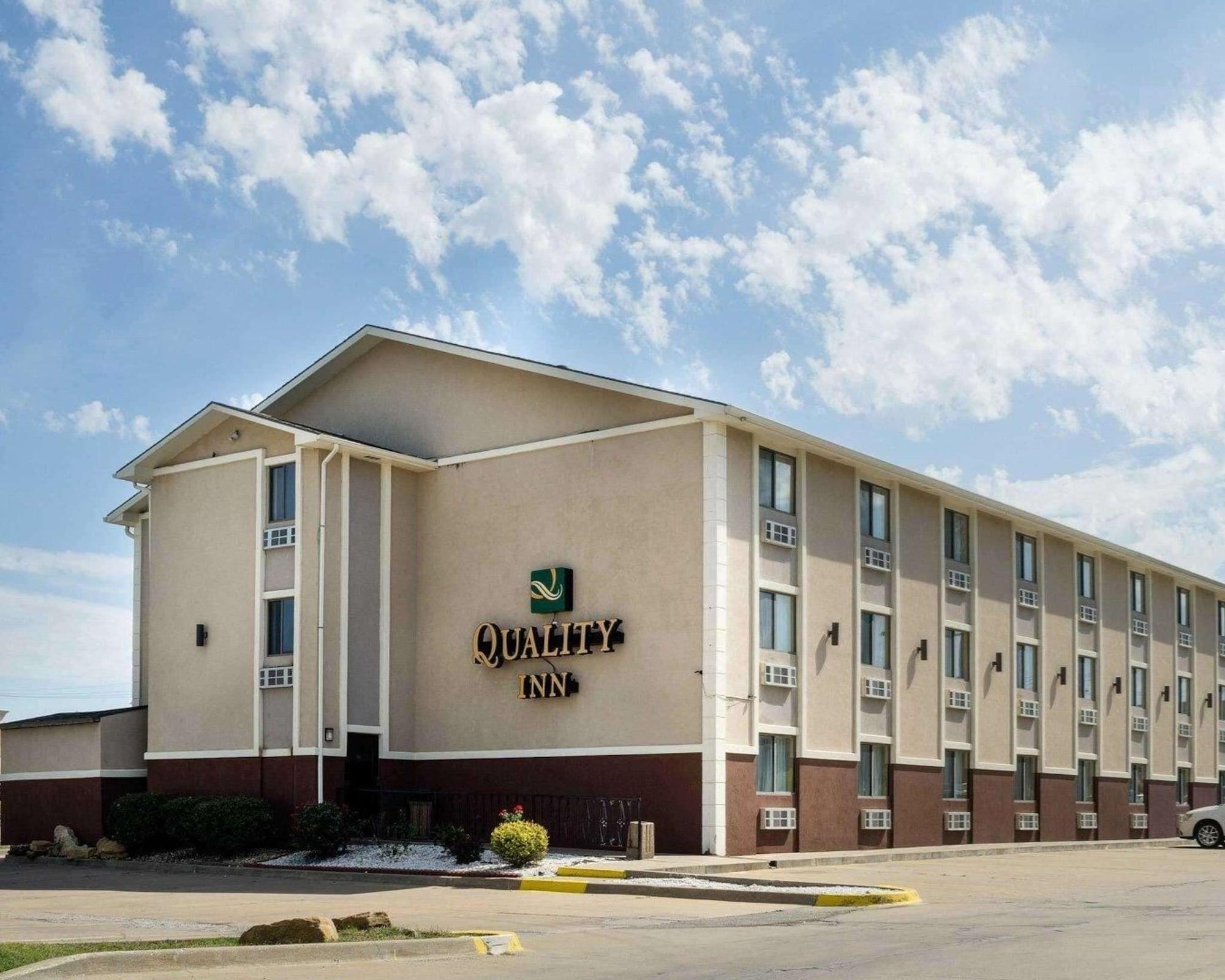 Quality Inn I-70 At Wanamaker Топика Экстерьер фото
