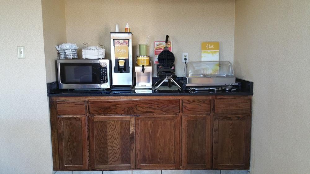 Quality Inn I-70 At Wanamaker Топика Экстерьер фото