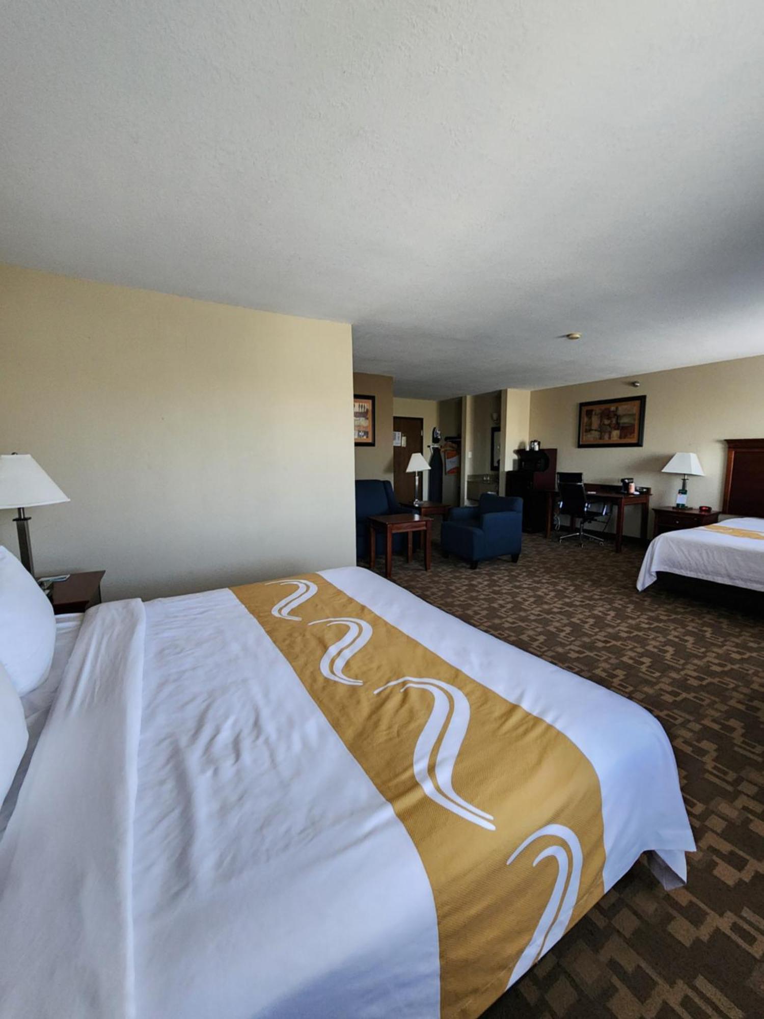 Quality Inn I-70 At Wanamaker Топика Экстерьер фото
