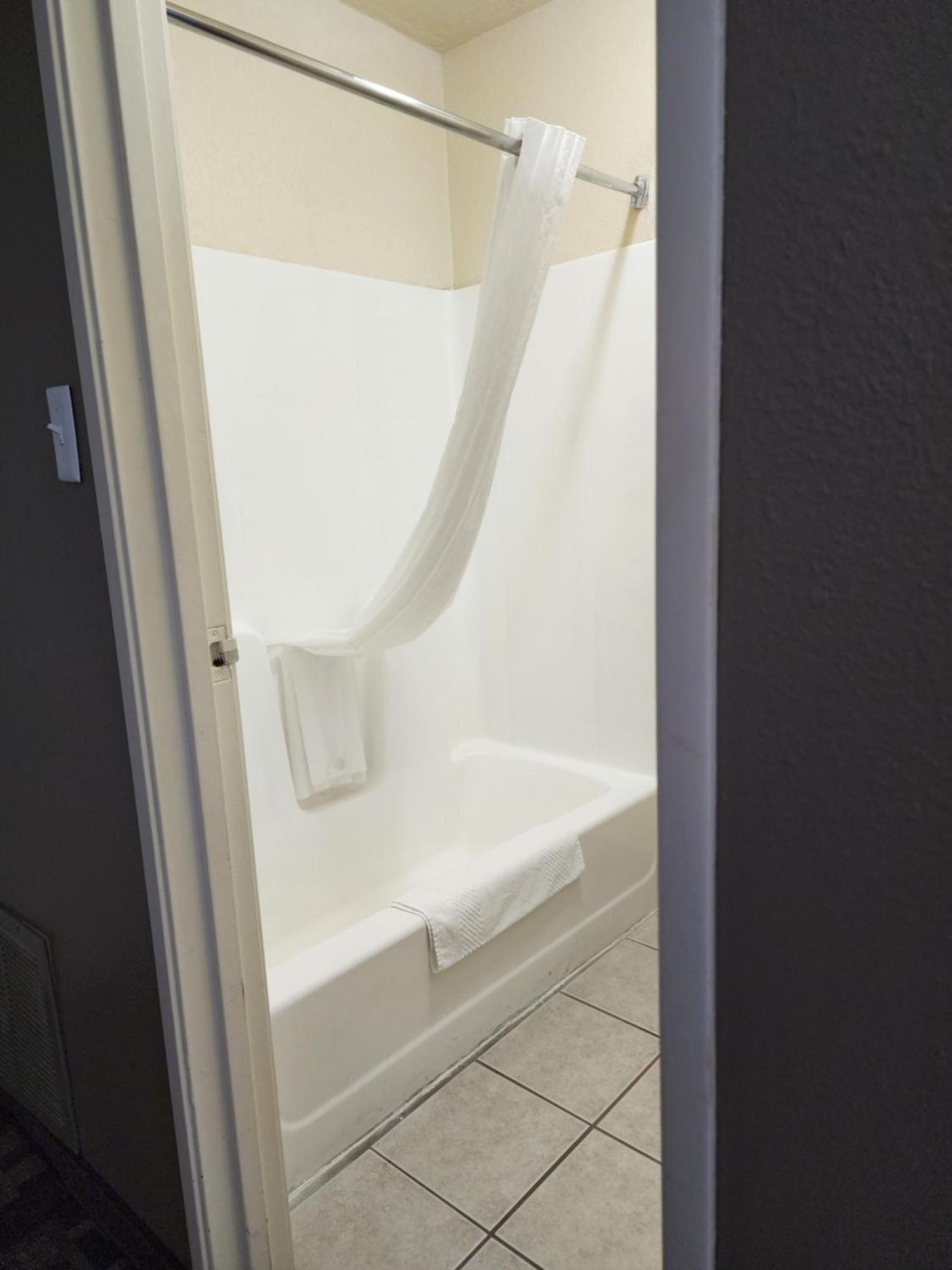 Quality Inn I-70 At Wanamaker Топика Экстерьер фото