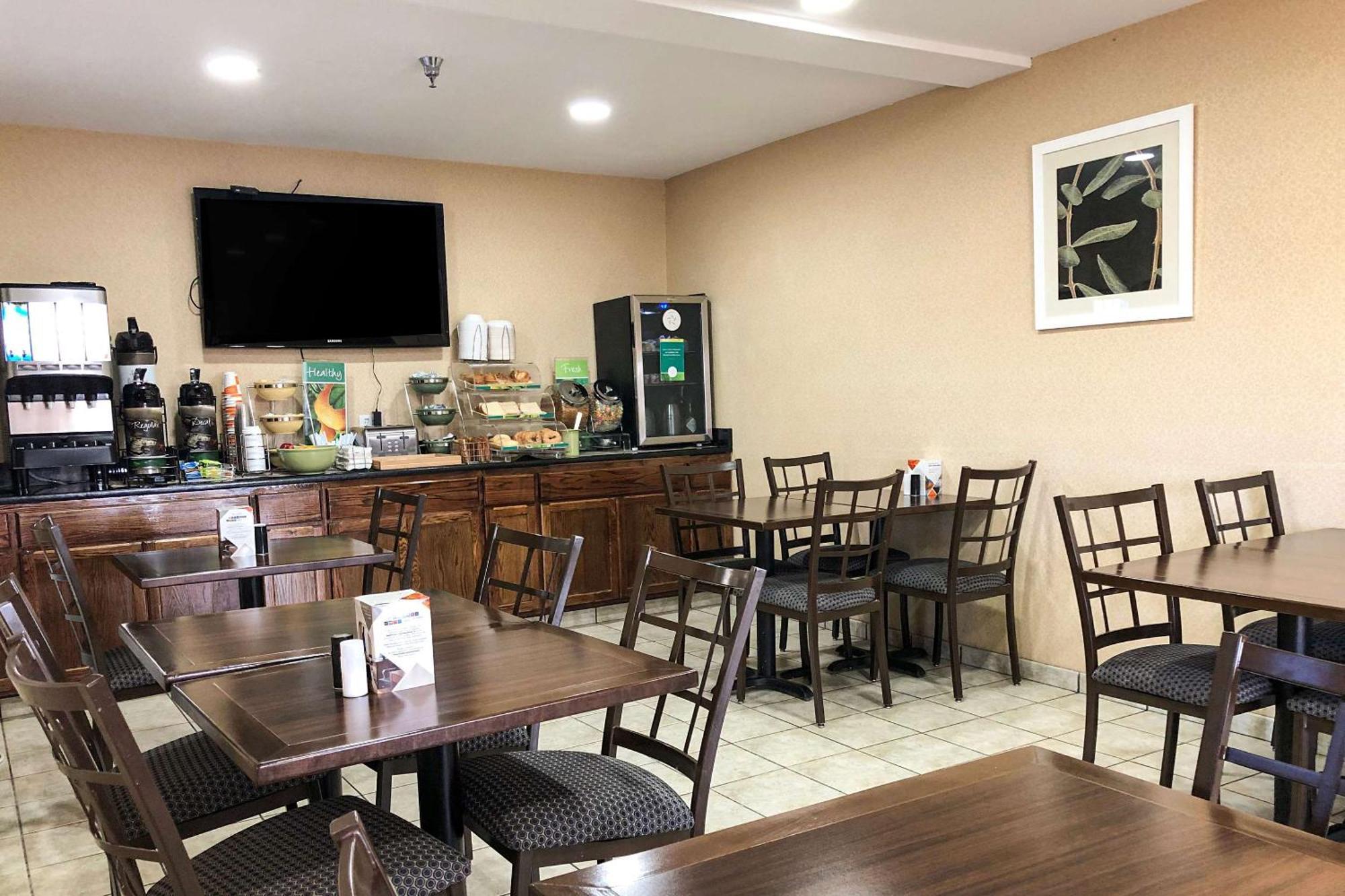 Quality Inn I-70 At Wanamaker Топика Экстерьер фото