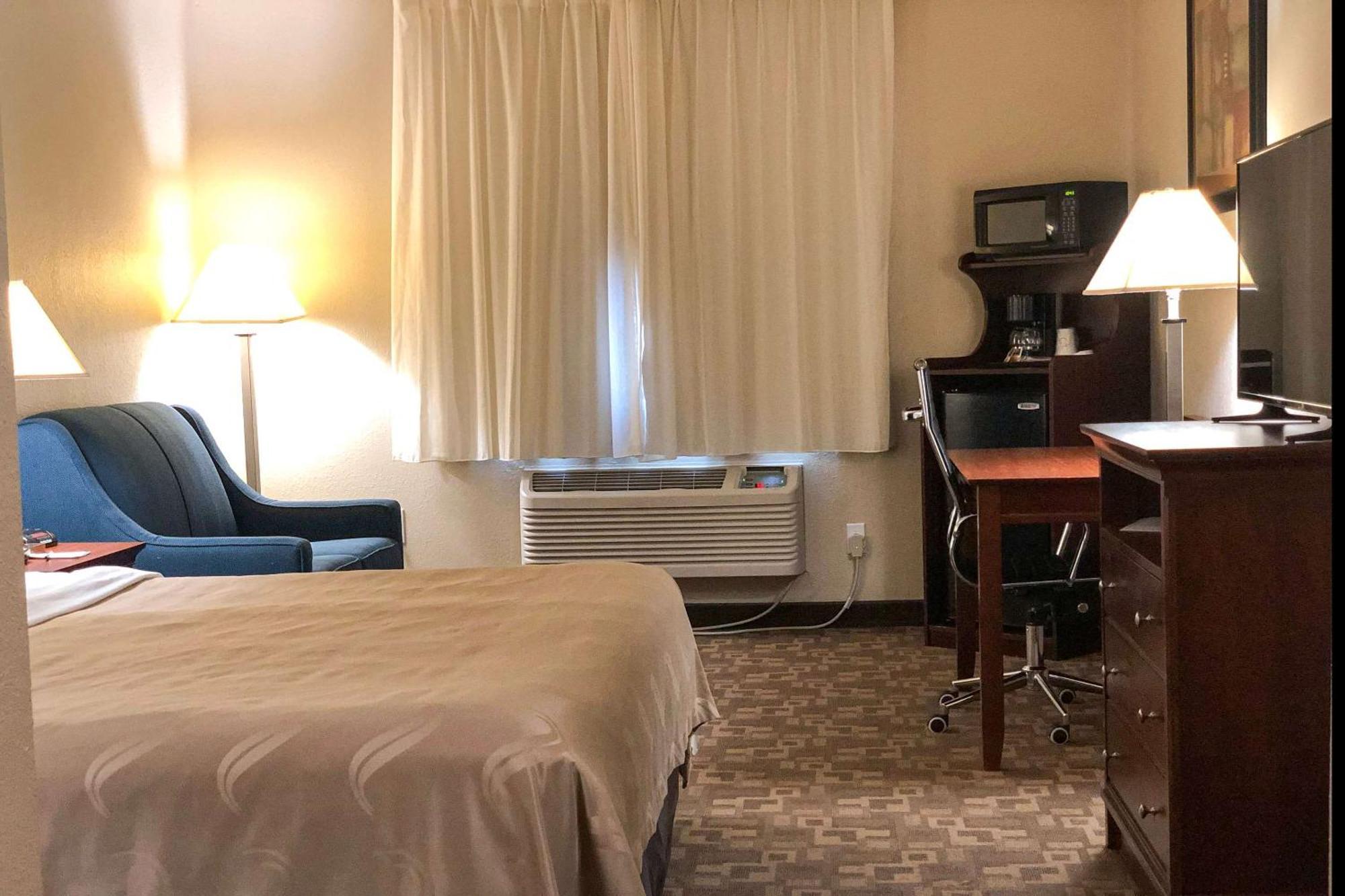 Quality Inn I-70 At Wanamaker Топика Экстерьер фото