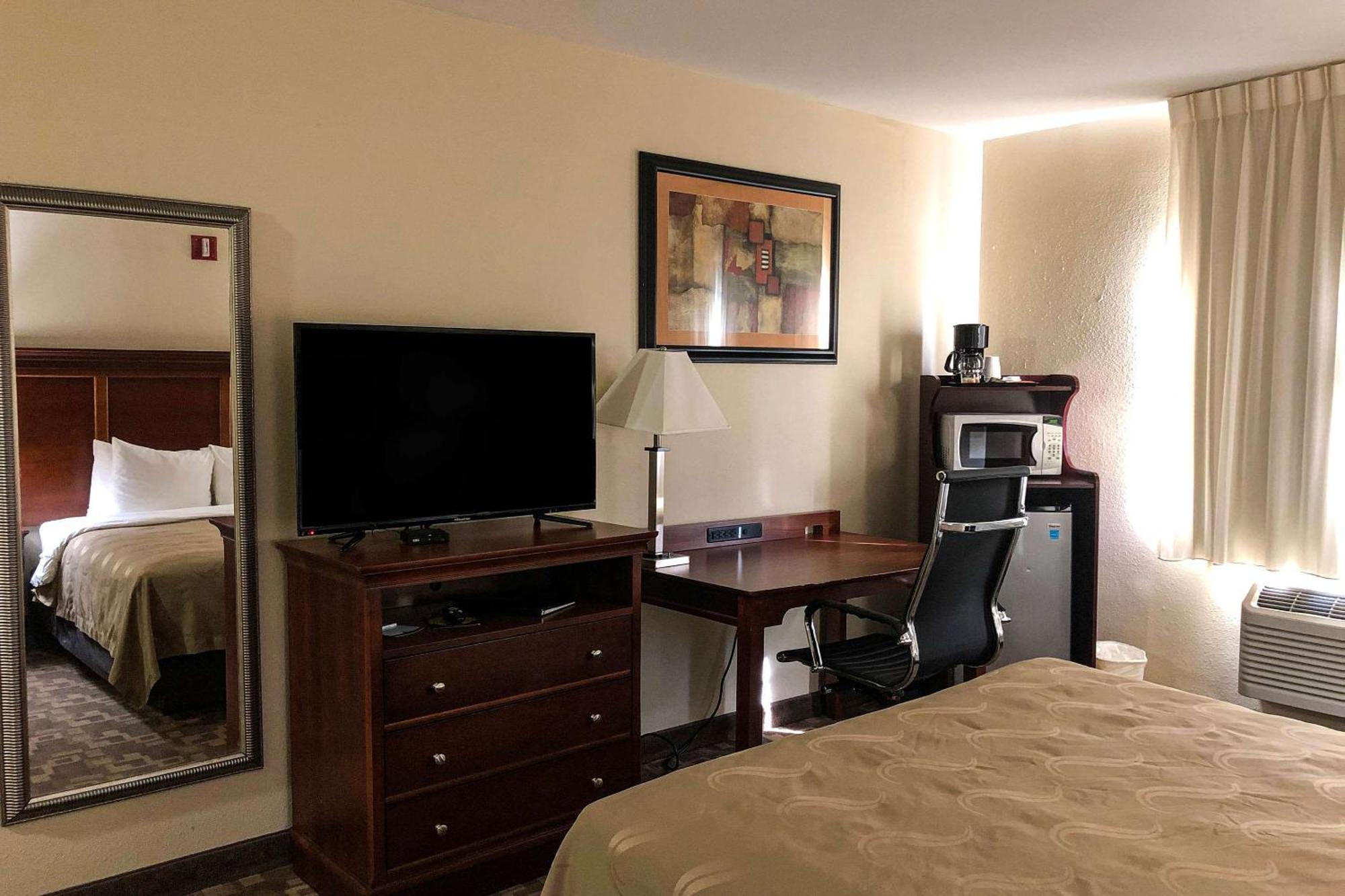 Quality Inn I-70 At Wanamaker Топика Экстерьер фото