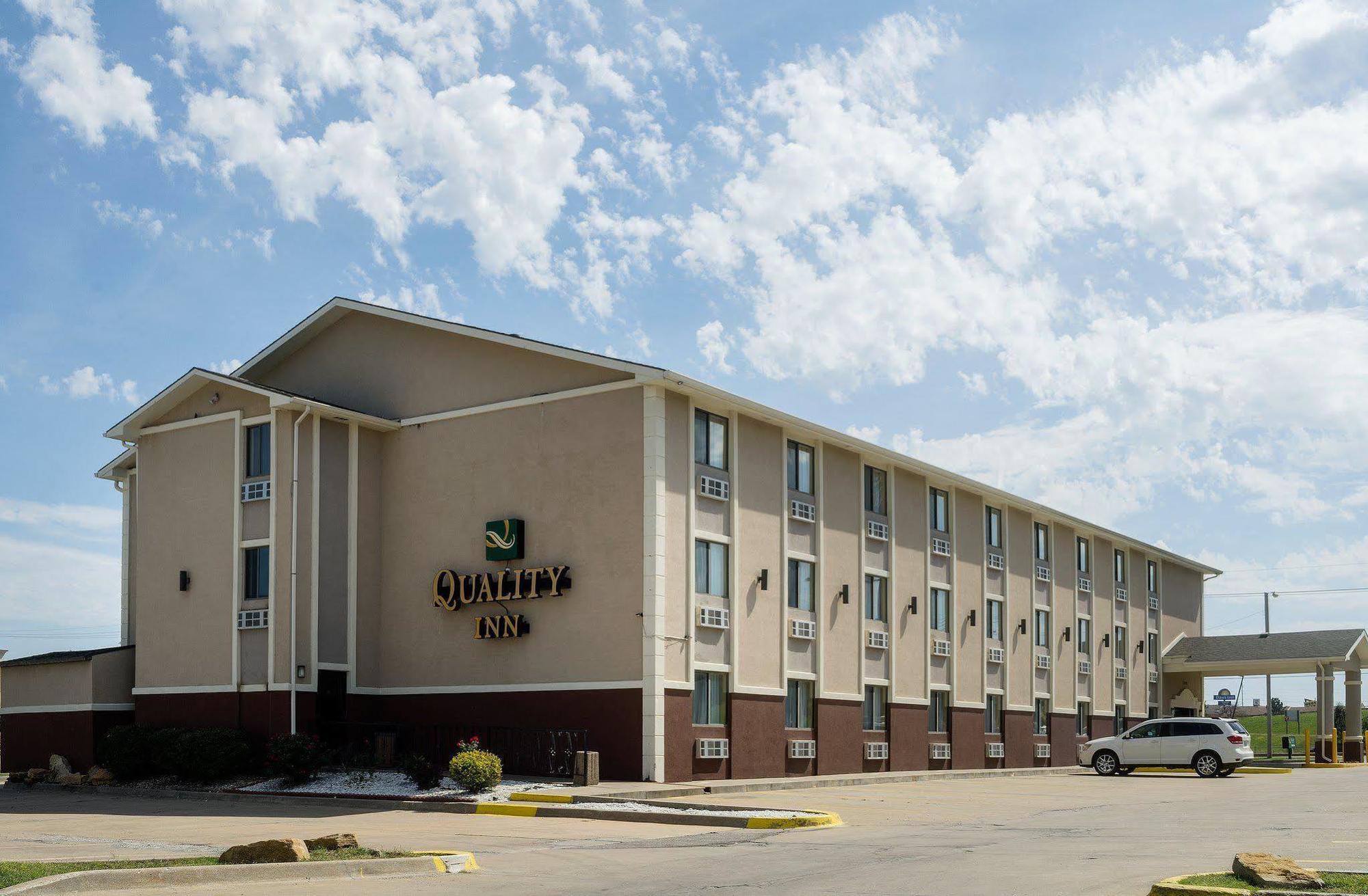 Quality Inn I-70 At Wanamaker Топика Экстерьер фото
