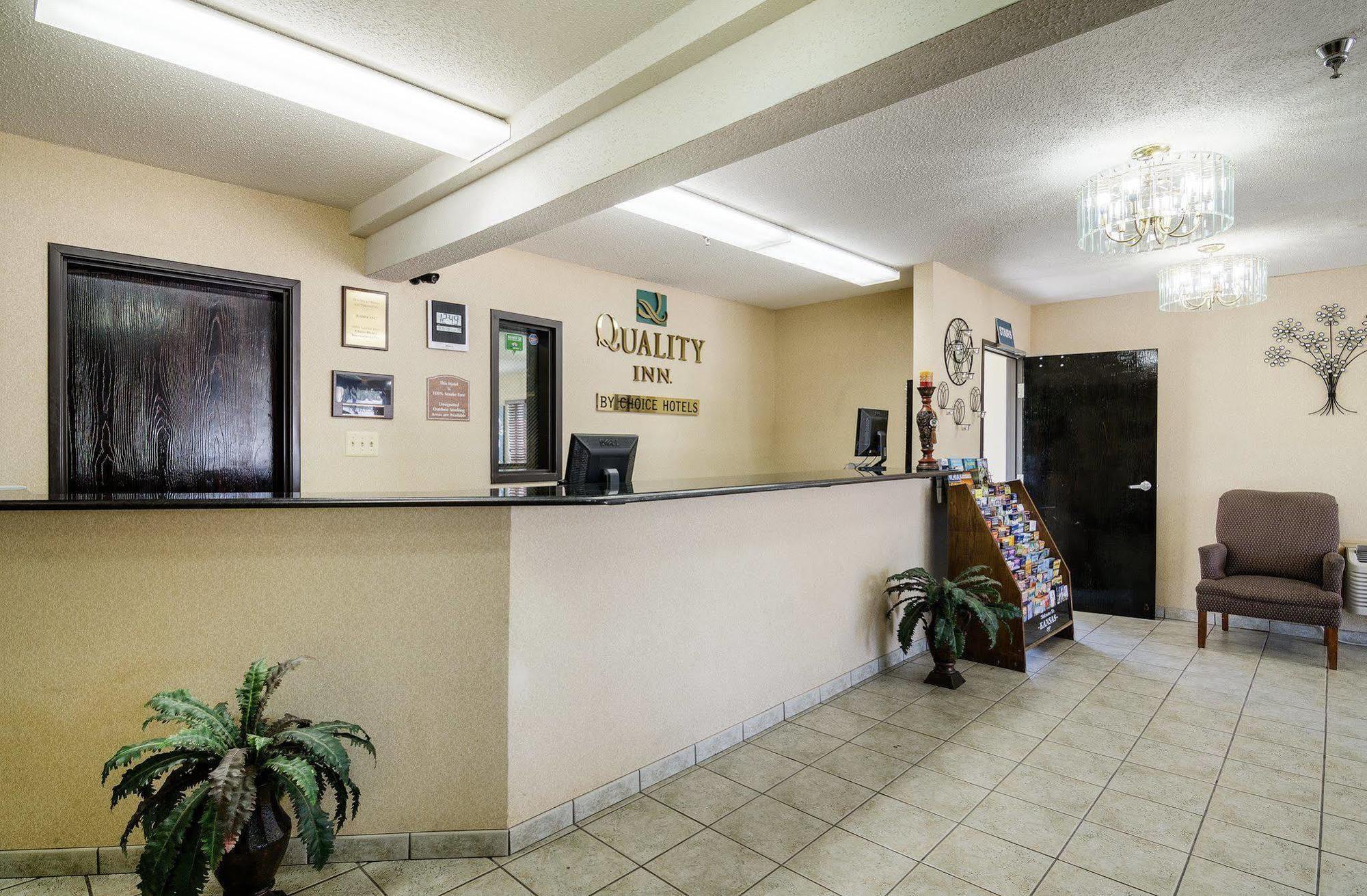 Quality Inn I-70 At Wanamaker Топика Экстерьер фото